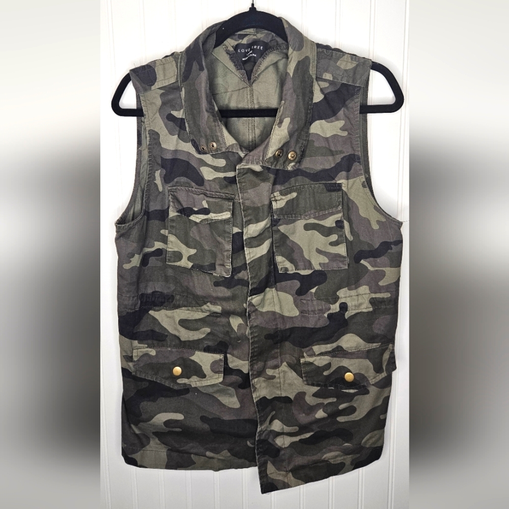 LOVE TREE Camo Utility Vest Women's Size Large Zip Neck Cinch Waist Snap Buttons